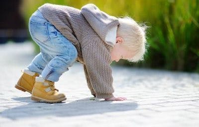 幼兒試圖站起來(lái)可能顯示出幼兒腦癱的跡象
